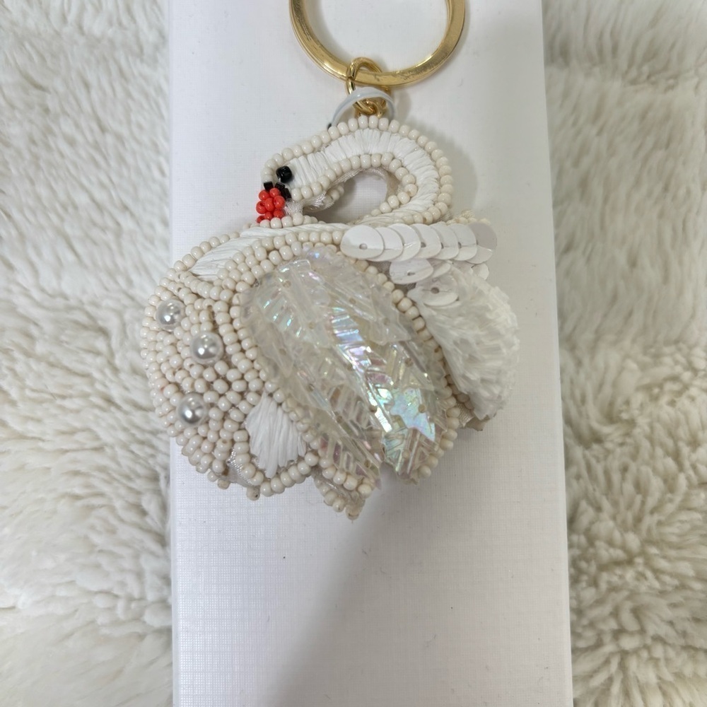 Chic White Swan Pearl Keychain Purse Charm with Gold Accents New - Picture 3 of 15